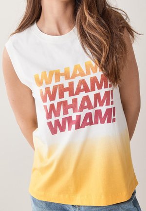 Biały i żółty ombre bezrękawnik z napisem "WHAM! WHAM! WHAM! WHAM!" dużymi literami w gradientowym kolorze od pomarańczowego do czerwonego, noszony przez kobietę.