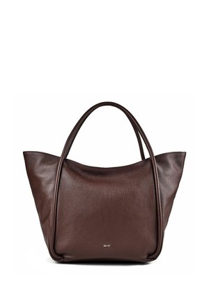 Donkerbruine leren tote bag met twee afgeronde handvatten en een klein zilveren logo onderaan in het midden op een witte achtergrond.