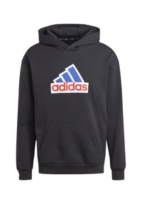 Zwarte hooded sweatshirt van zachte stof. Heeft een voorzak en een gelaagd ontwerp van het witte/rode/ blauwe Adidas-logo op de borst.
