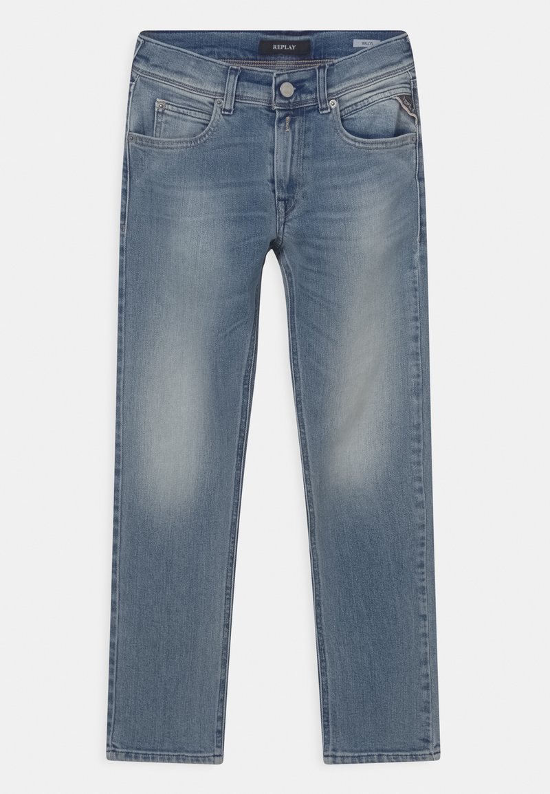 Niebieskie wyblakłe dżinsy o dopasowanym kroju, z kieszeniami z przodu i na monety, zapinane na guziki, z szelkami na pasek, ułożone płasko na białym tle.