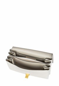 Portefeuille en cuir blanc avec trois compartiments et un fermoir doré, présenté ouvert sur un fond blanc.