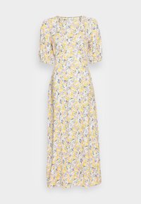 Robe maxi à fleurs avec manches bouffantes ; présente un motif jaune, rose et vert sur un fond clair ; fabriquée en tissu léger.