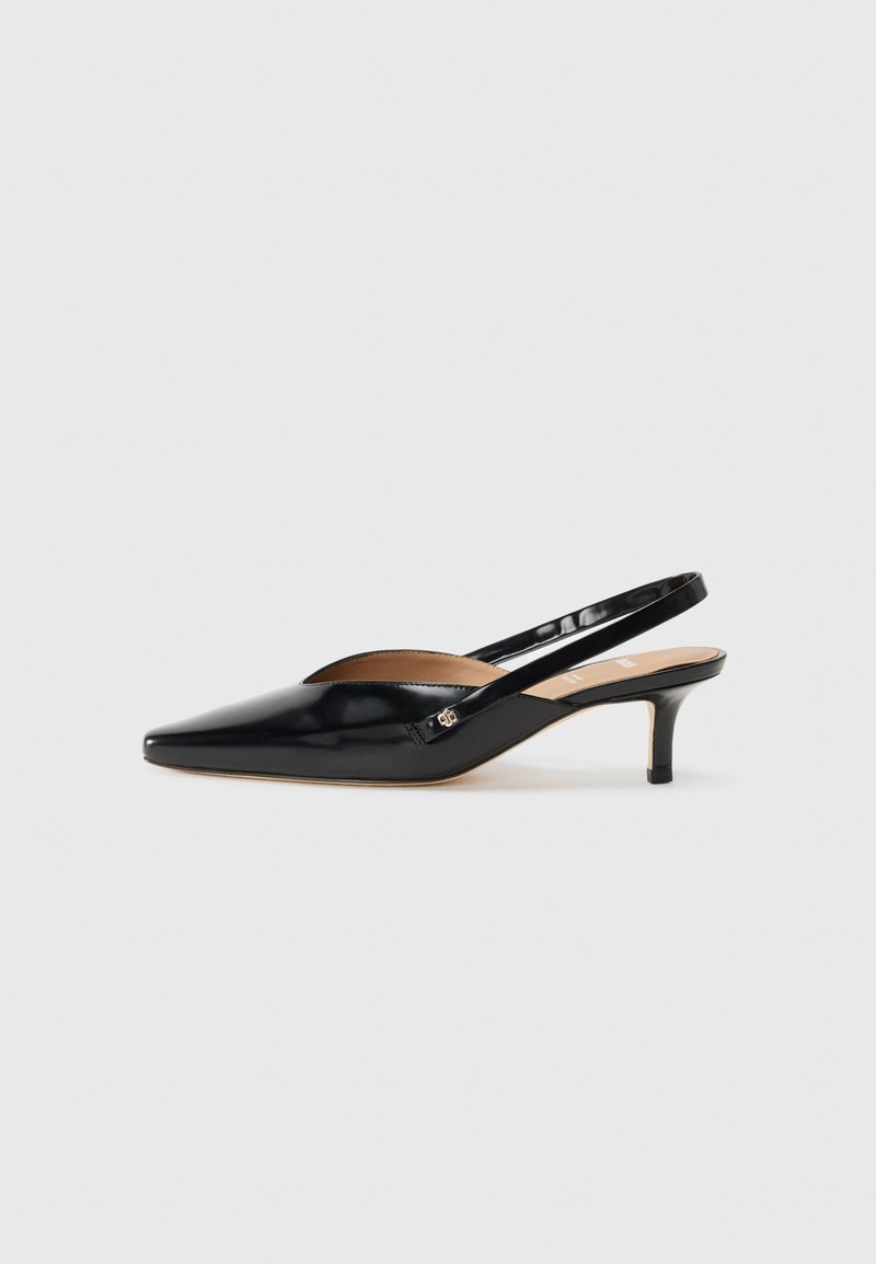 Zwarte lakleren slingback pump met een puntige neus, kleine hak en een uitsnijd ontwerp op de wreef. Goudkleurige accenten aan de zijkant.