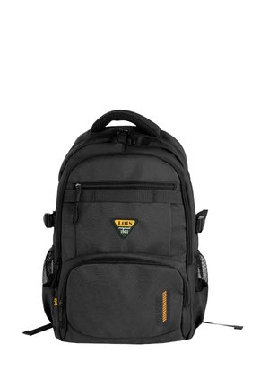 Mochila negra hecha de un tejido duradero que cuenta con múltiples compartimentos, bolsillos laterales de malla y un emblema con acentos verdes y amarillos.