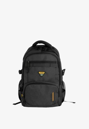 Mochila negra hecha de un tejido duradero que cuenta con múltiples compartimentos, bolsillos laterales de malla y un emblema con acentos verdes y amarillos.