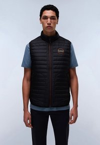 Čierna prešívaná vesta s prešívanou textúrou, vybavená stojatým golierom, predným zipsom a bočnými vreckami. Na hrudi je viditeľné logo.