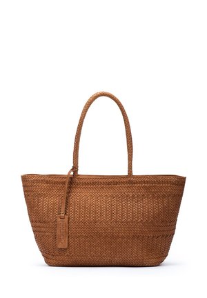 Bolso tote tejido de cuero marrón con dos asas y una etiqueta de cuero adjunta, sobre un fondo blanco liso.