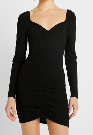 Czarna prążkowana mini sukienka z długim rękawem, dekoltem w kształcie serca i marszczeniami na środku przodu.
