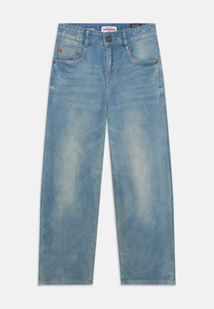 Jean en denim bleu clair avec coupe droite, poches avant, passants de ceinture, fermeture par boutons et détails subtils de délavé.