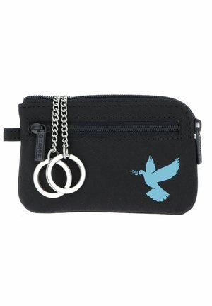 Pochette à clés en tissu noir avec deux anneaux de clé en argent sur des chaînes et une colombe bleue tenant un rameau d'olivier imprimé à l'avant.