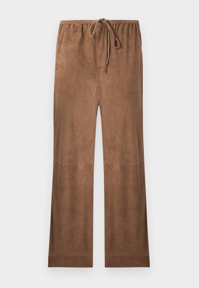 Barna, puha, velúrhatású anyagból készült felhúzható nadrág. Gumis derékrésszel és bővülő szárú kialakítással rendelkezik a laza viselet érdekében.