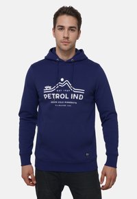 Felpa blu navy con tasca frontale, cappuccio regolabile con cordino e grafica bianca con testo e design di montagne. Tessuto morbido, polsini a coste.