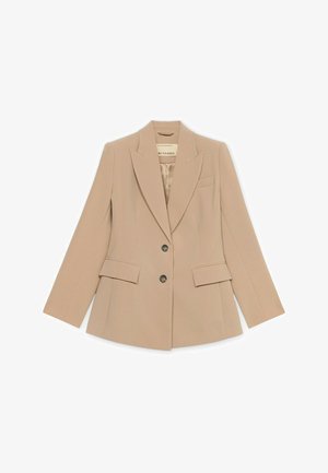 Beiger maßgeschneiderter Blazer mit Kerbkragen, zwei vorderen Pattentaschen, zwei Knöpfen und einer Brustleistentasche, flach auf weißem Hintergrund liegend.
