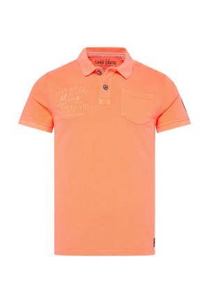Camisa polo naranja con cuello, tapeta de dos botones, bolsillo en el pecho y detalle de texto bordado. Hecha de algodón con mangas cortas.