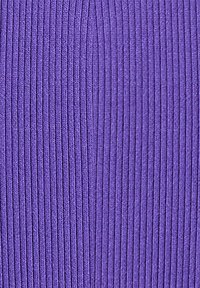 Tessuto viola a righe verticali, con una texture morbida. Il tessuto è elasticizzato, ideale per capi attillati.
