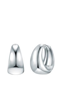 Orecchini in metallo argento con superfici lisce e lucide. Un orecchino presenta una forma arrotondata simile a un cono, mentre l'altro ha un design curvo a cerchio.