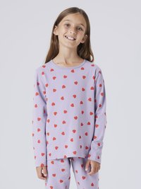 Μωβ πυτζάμα με μακριά μανίκια και κόκκινες καρδιές, βαμβακερό ύφασμα, άνετη εφαρμογή, σετ με παντελόνι με το ίδιο μοτίβο.