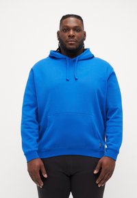 Sweatshirt azul com capuz e bolso frontal. Feita de tecido suave, com capuz ajustável por cordão e punhos ribados nas mangas e na bainha.