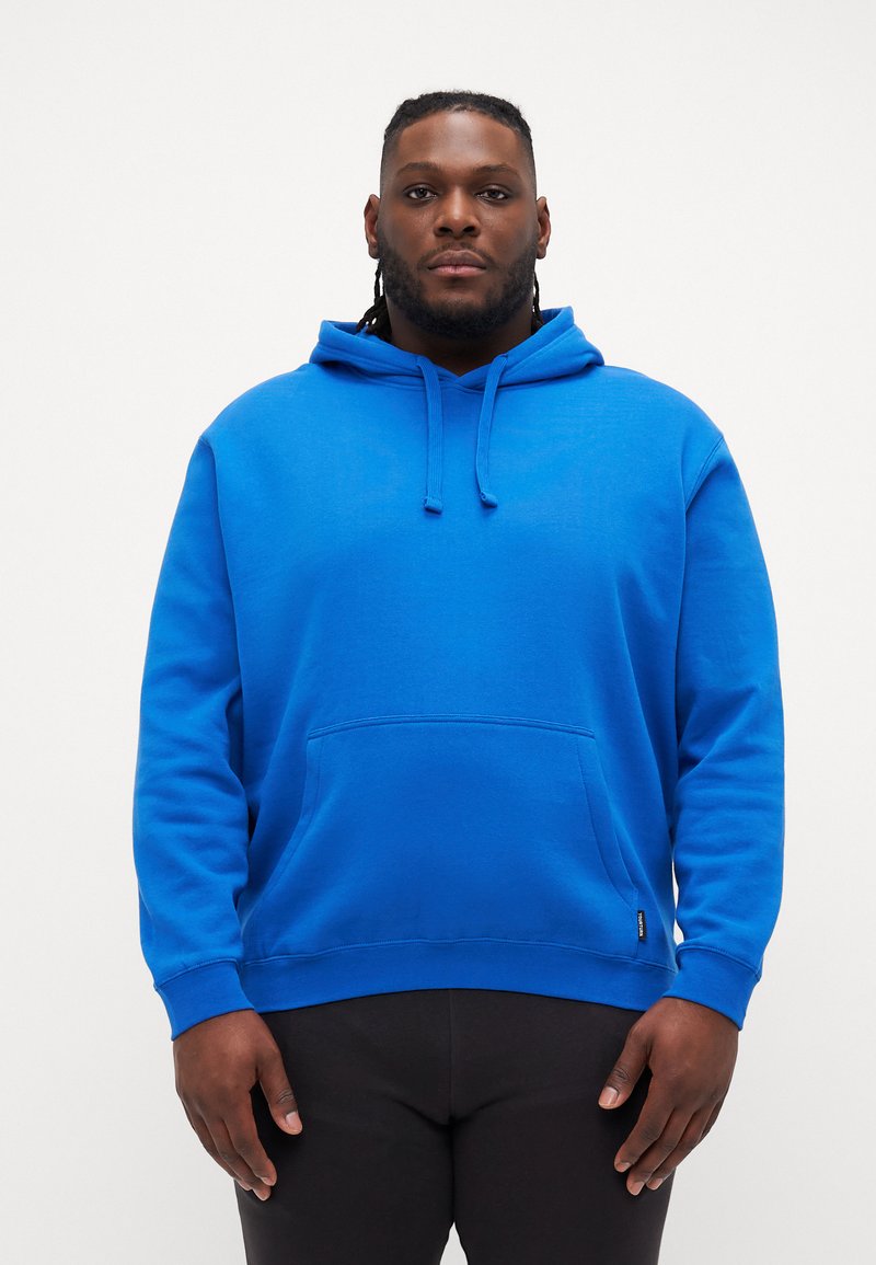 Sweatshirt azul com capuz e bolso frontal. Feita de tecido suave, com capuz ajustável por cordão e punhos ribados nas mangas e na bainha.