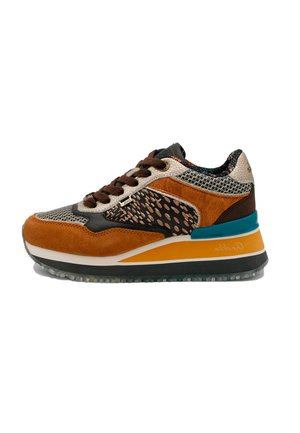 Zapatilla baja con ante marrón, malla negra y beige, panel con estampado animal, detalles naranjas y azules en la suela y cordones marrones.