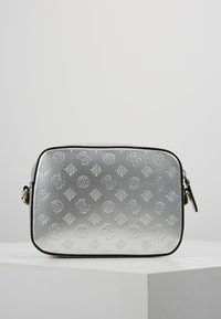 Borsa a tracolla argentata con motivi floreali in rilievo. Forma rettangolare, texture liscia e zip nera come dettaglio sulla parte superiore e sul lato.