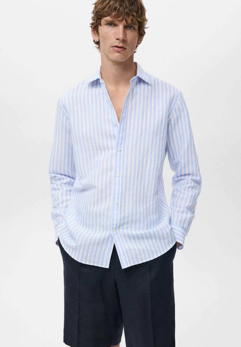 Camicia a righe con bottoni in azzurro chiaro e tonalità pastello, caratterizzata da una vestibilità rilassata, una texture in tessuto morbido e un colletto a punta.
