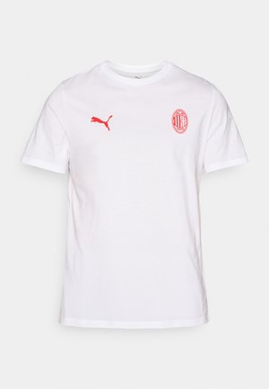 Hvid bomulds t-shirt med et rødt Puma-logo på venstre bryst og et rødt AC Milan-emblem, med korte ærmer og rund hals.