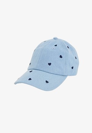 Casquette de baseball bleu clair avec de petits motifs de cœurs bleu foncé dispersés sur le tissu et une visière incurvée.