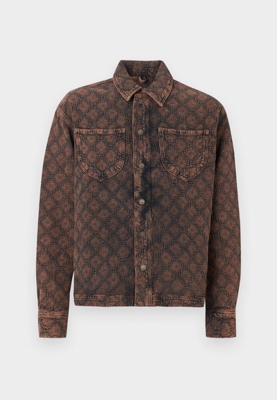 Καφέ και μαύρο σακάκι με κουμπιά και σχέδιο, μακριά μανίκια, δύο τσέπες στο στήθος και μυτερό γιακά σε λευκό φόντο.