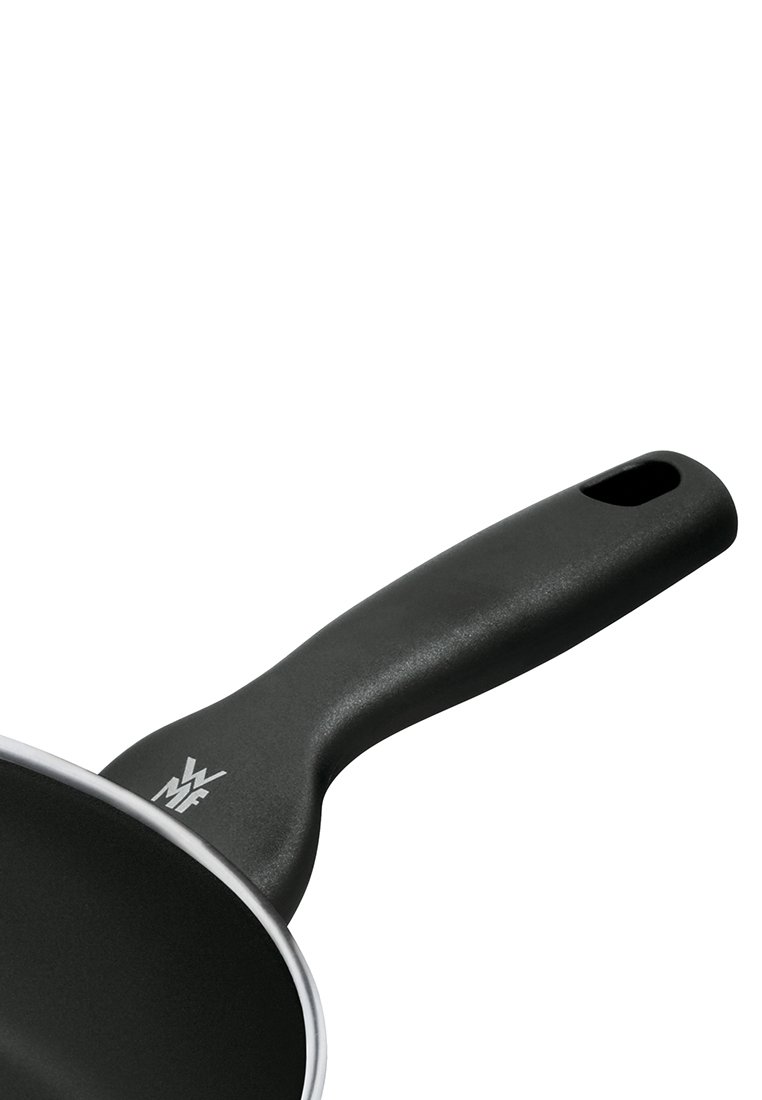 Czarna patelnia z ergonomiczną rączką i logo WMF blisko podstawy rączki.
