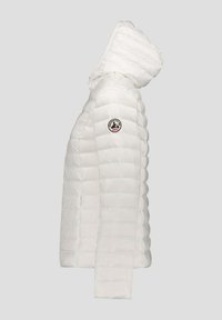 Witte donsjas met capuchon, horizontale doorgestikte textuur, zijlogo in een patch-stijl en een rechte pasvorm. Lichtgewicht materiaal.