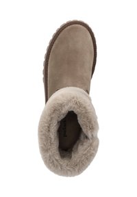 Stivale in camoscio beige con morbida fodera in pelliccia sintetica, parte superiore arrotondata e suola testurizzata. L'interno presenta un bordo in pelliccia soffice di colore beige chiaro.