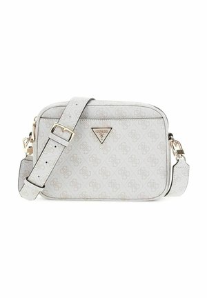 Sac bandoulière rectangulaire gris clair avec un motif logo subtil sur toute la surface, une sangle réglable et une plaque logo Guess dorée à l'avant.