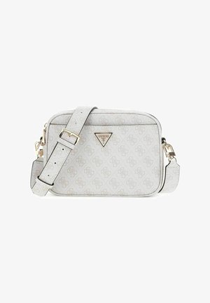 Sac bandoulière rectangulaire gris clair avec un motif logo subtil sur toute la surface, une sangle réglable et une plaque logo Guess dorée à l'avant.