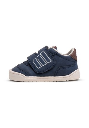 Scarpa per bambini blu navy con suola bianca, singolo strap con velcro con grande logo "m" contornato in bianco e toppa marrone sul tallone.
