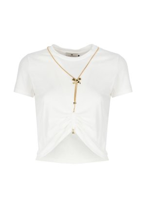 Maglietta corta in cotone bianco con dettaglio anteriore intrecciato. Presenta una catena dorata con un fiocco e una texture sottile. Maniche corte.