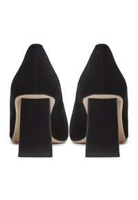 Černé semišové lodičky na vysokém podpatku s blokovým podpatkem, s hladkým povrchem a špičatým designem špičky. Minimalistický styl bez viditelných ozdob.