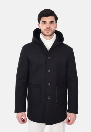 Cappotto nero con cappuccio realizzato in un materiale robusto, dotato di chiusura a bottoni, due tasche frontali e una tasca con zip sul lato. Design texturizzato.
