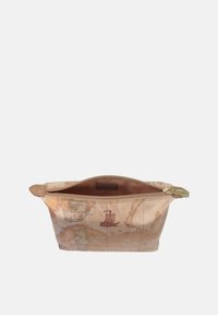 Borsa in pelle con stampa di una mappa vintage, dotata di una cerniera dorata e superficie testurizzata. Apertura superiore, che mostra un interno beige.