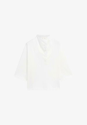 Bílá krátká košile s vysokým límcem a zapínáním na tři knoflíky. Materiál vypadá hladce a je lehký.