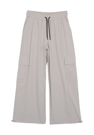 Pantalon cargo large gris clair avec taille élastique, cordon noir, poches latérales et ourlets réglables sur fond blanc.