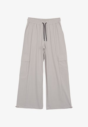 Jasnoszare szerokie spodnie cargo z elastyczną talią, czarnym sznurkiem, kieszeniami bocznymi i regulowanymi ściągaczami na białym tle.