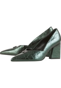Paire d'escarpins métalliques vert foncé à bout pointu avec talons blocs et boucle argentée décorative à l'avant.