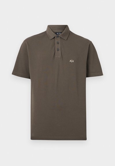 Polo marron à manches courtes avec trois boutons noirs et petit logo blanc A|X sur la poitrine gauche.