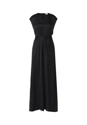 Lange zwarte mouwloze jurk met V-hals, geplooide taille en stoffen riem die aan de zijkant is gestrikt, weergegeven op een witte achtergrond.