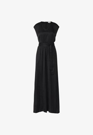 Lange zwarte mouwloze jurk met V-hals, geplooide taille en stoffen riem die aan de zijkant is gestrikt, weergegeven op een witte achtergrond.