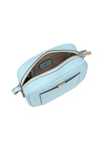Lichtblauw leren tasje met een ritssluiting, gladde textuur, middelgroot rechthoekig ontwerp en gouden hardware. De binnenkant is gevoerd en heeft een merkopdruk.