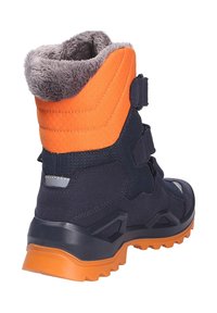 Vista posteriore di un boot da trekking blu navy con accenti arancioni, dotato di un colletto in pelliccia sintetica, fasce in velcro e una suola in gomma arancione robusta.