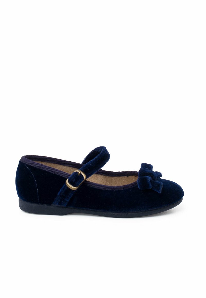 Zapato Mary Jane de terciopelo azul marino con punta redonda, correa ajustable con hebilla dorada y adorno de lazo en la parte delantera. Diseño de suela plana.