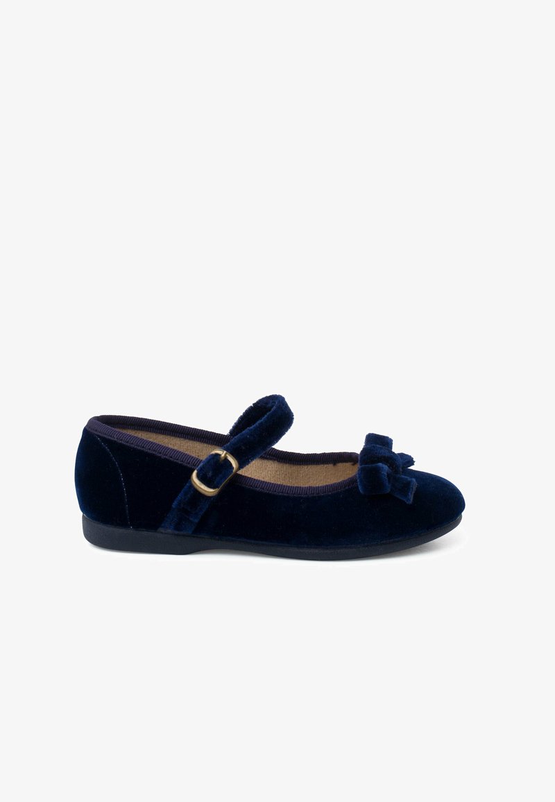 Zapato Mary Jane de terciopelo azul marino con punta redonda, correa ajustable con hebilla dorada y adorno de lazo en la parte delantera. Diseño de suela plana.